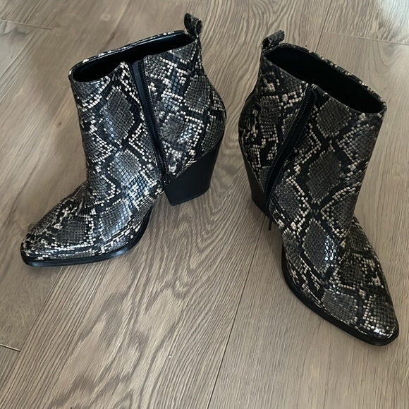 8W Faux snakeskin boots with chunky heel - Picture 3 of 5